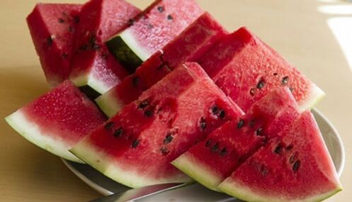 Fette affettate in modo appetitoso di bella anguria rossa matura